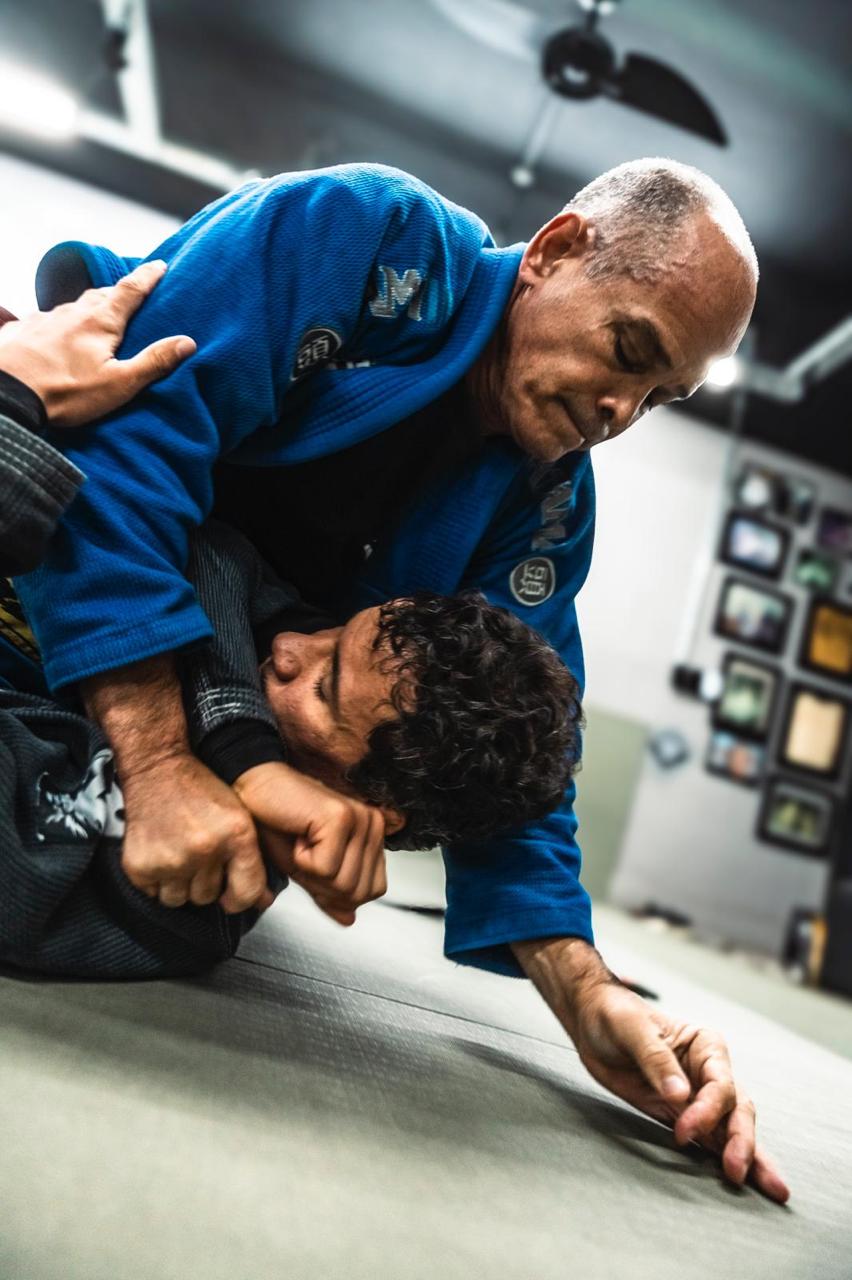 Mestre finalizando no treino
